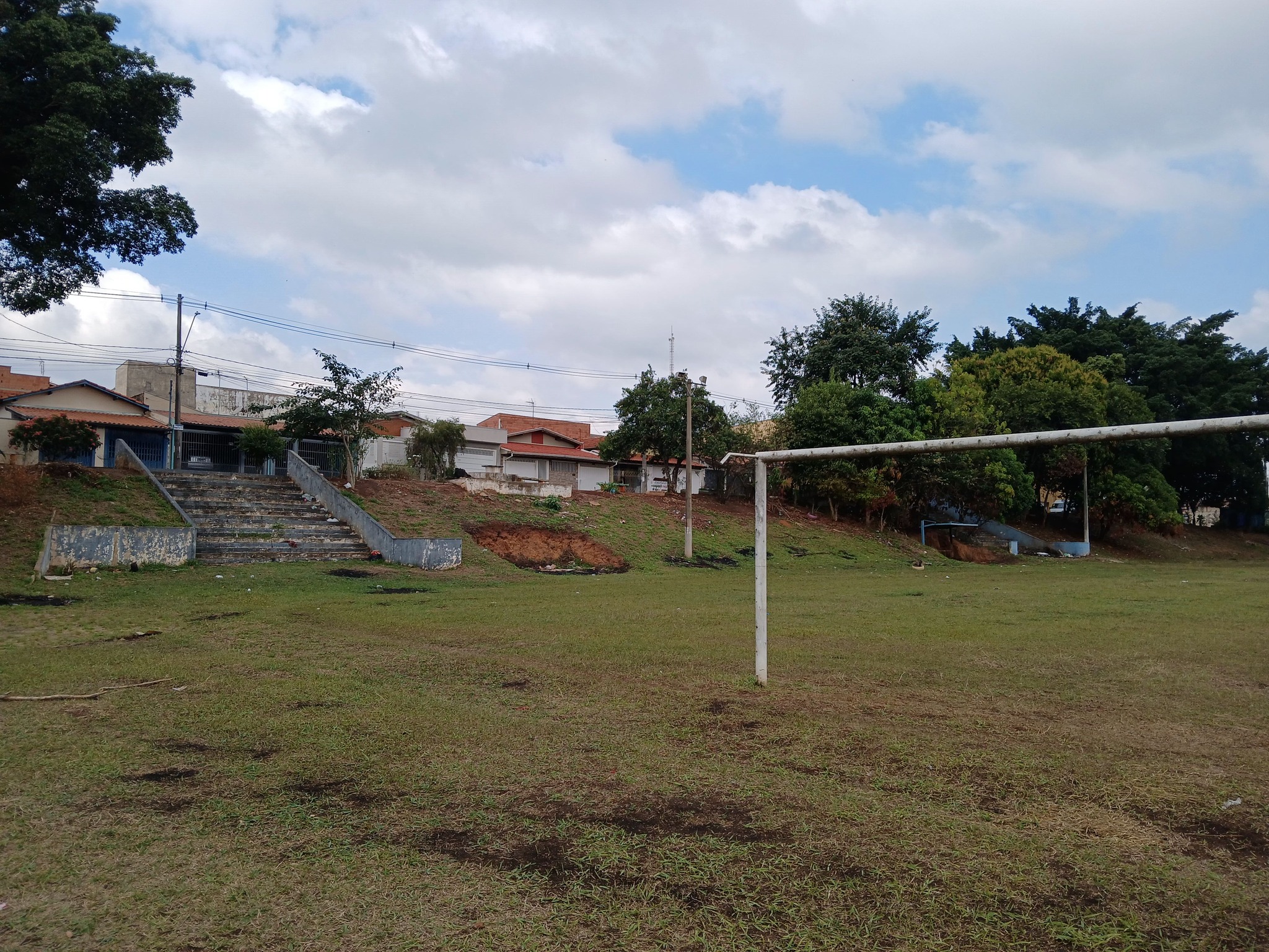 Noticias de Araras | Moradores denunciam abandono de campo de futebol do Jardim Copacabana em Araras, SP