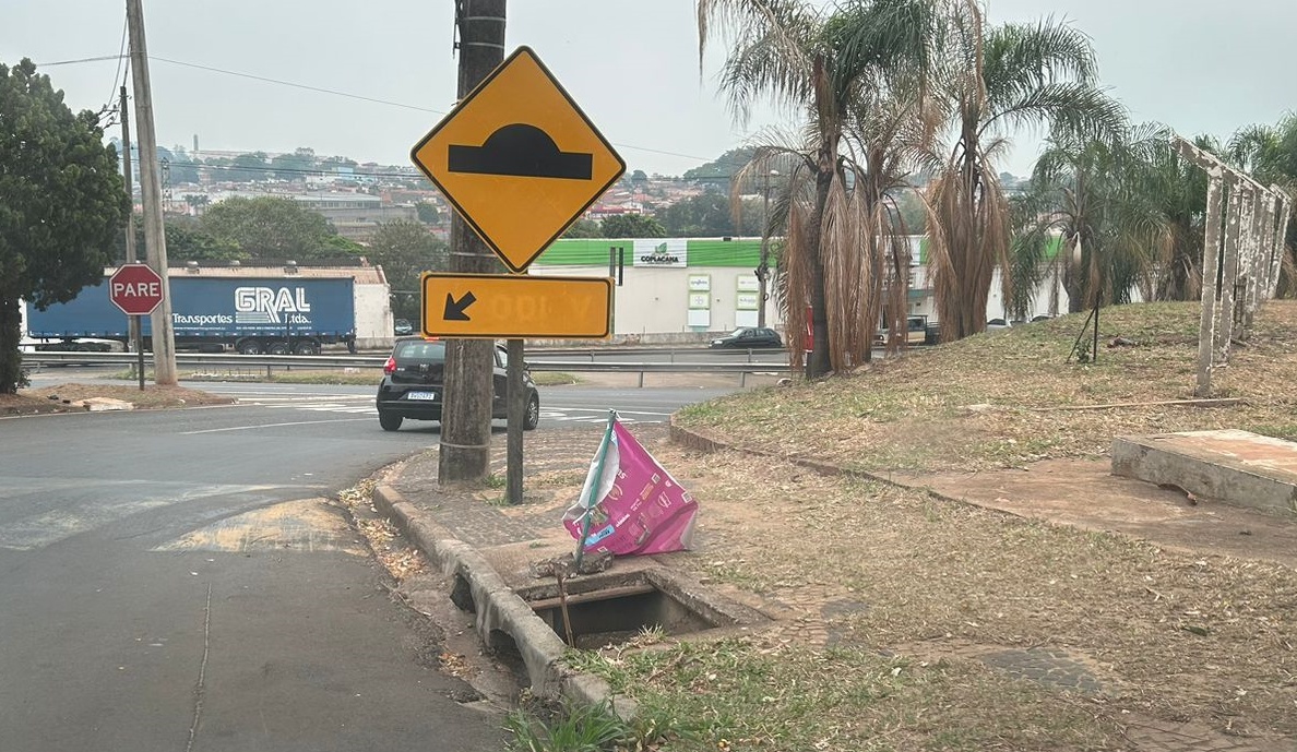 Noticias de Araras | RESOLVIDO! Bueiro que estava aberto no Jardim Copacabana recebe tampa após reclamação feita ao site Repórter Beto Ribeiro Noticias de Araras | RESOLVIDO! Bueiro que estava aberto no Jardim Copacabana recebe tampa após reclamação feita ao site Repórter Beto Ribeiro