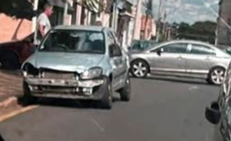 Noticias de Araras | Acidente entre dois veículos é registrado na região do Lago Municipal de Araras, SP