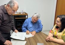 Prefeito Irineu Maretto oficializa doação de terreno para construção de escola no Jardim Apolo em Araras, SP