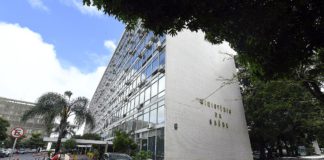 Vereadores participam de reunião no Ministério da Saúde em busca de recursos do Novo PAC voltados à melhoria do setor na cidade de Araras, SP