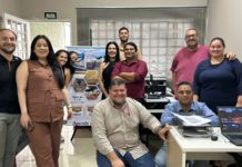 Gerente comercial da RSanto faz apresentação do Residencial Belle Vie durante reunião na Uccella Imóveis em Araras, SP